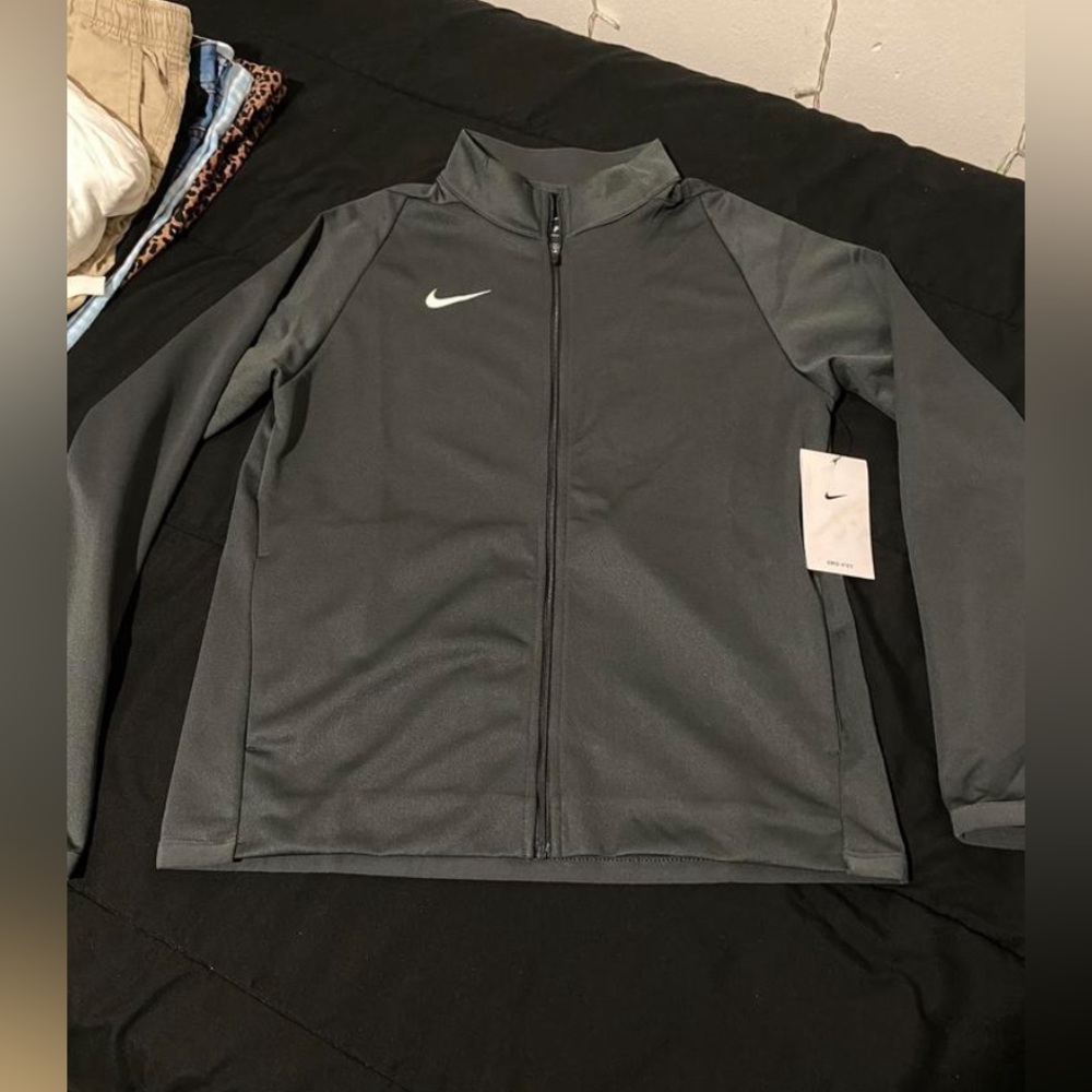 Small Nike jacket.
-Size small
-It’s thin 
-Brand new